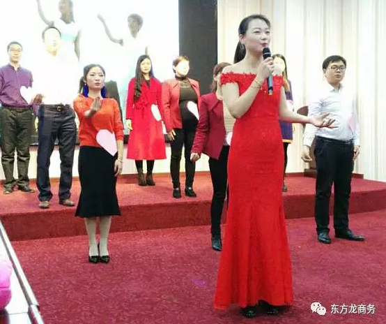 東方龍商務(wù)舉行2016年度總結(jié)表彰大會(huì)暨2017年會(huì),同心同行,贏戰(zhàn)2017,共創(chuàng)輝煌! 東方龍商務(wù)舉行2016年度總結(jié)表彰大會(huì)暨2017年會(huì),同心同行,贏戰(zhàn)2017,共創(chuàng)輝煌!