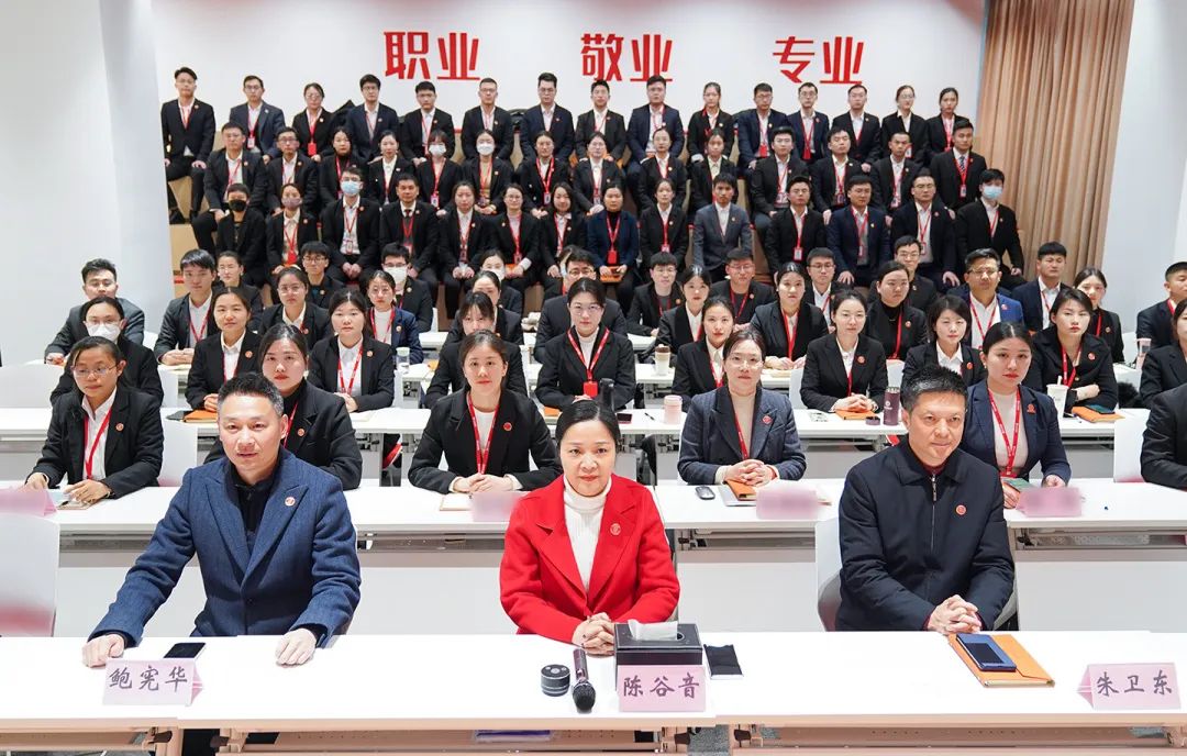 東方龍商務(wù)舉行2023年目標(biāo)責(zé)任書簽訂大會(huì)暨“開門紅”競(jìng)賽再動(dòng)員