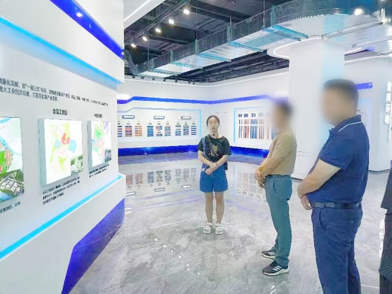 細分行業(yè)龍頭企業(yè)！光源顯示材料投資選址項目方考察四川某地方政府
