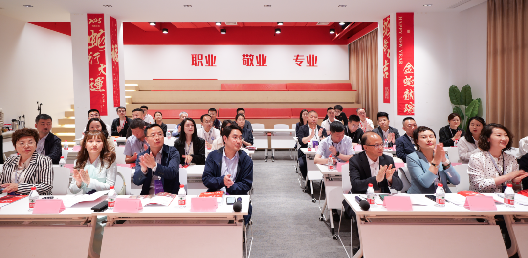 抱團(tuán)突圍，以專業(yè)招商平臺之力，護(hù)航企業(yè)行穩(wěn)致遠(yuǎn)！陜西工商管理碩士學(xué)院2025屆EMBA企業(yè)家一行蒞臨集團(tuán)考察調(diào)研